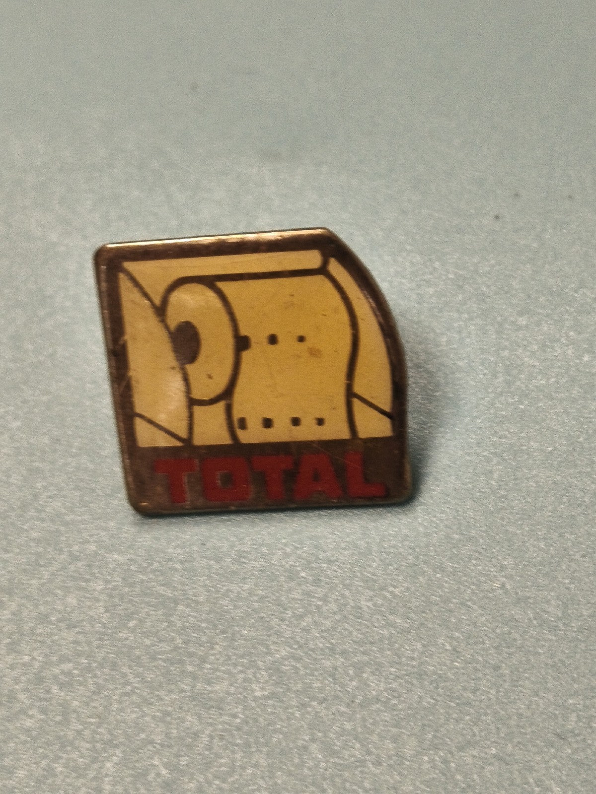 Pin's vintage TOTAL carré jaune logo graphique ancien collection essence