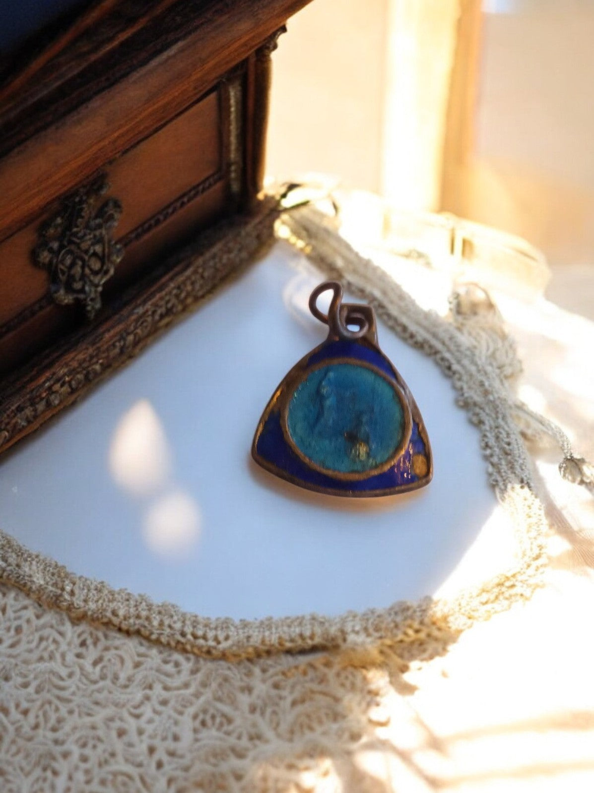 Médaille religieuse vintage émaillée bleu forme triangle pendentif ancien