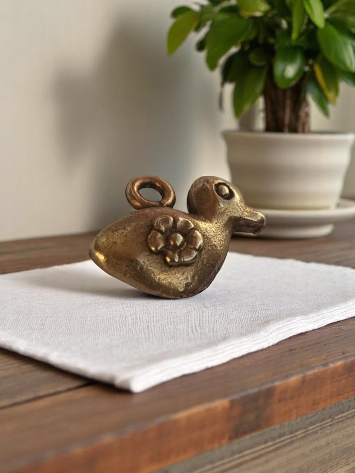 Pendentif vintage canard métal doré années 50, motif fleur, bijou rétro