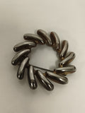 Broche ancienne ronde finition argentée style moderniste vintage