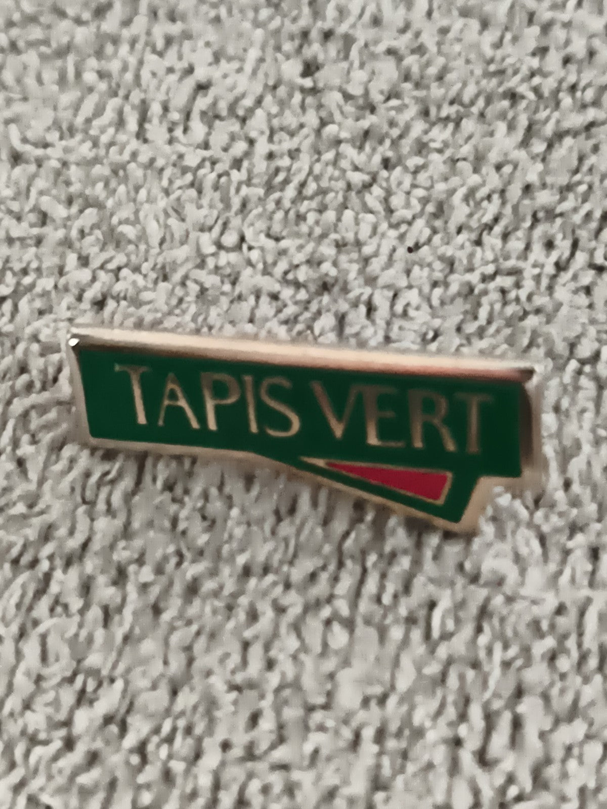 Pin's Tapis Vert vintage émaillé vert doré badge publicitaire ancien (Ref 10)