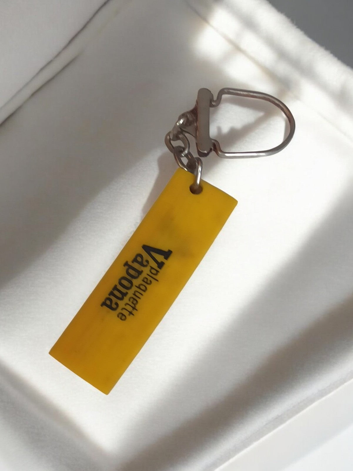 Porte-clés publicitaire ancien VaponA jaune rétro, plaquette rectangulaire vinta