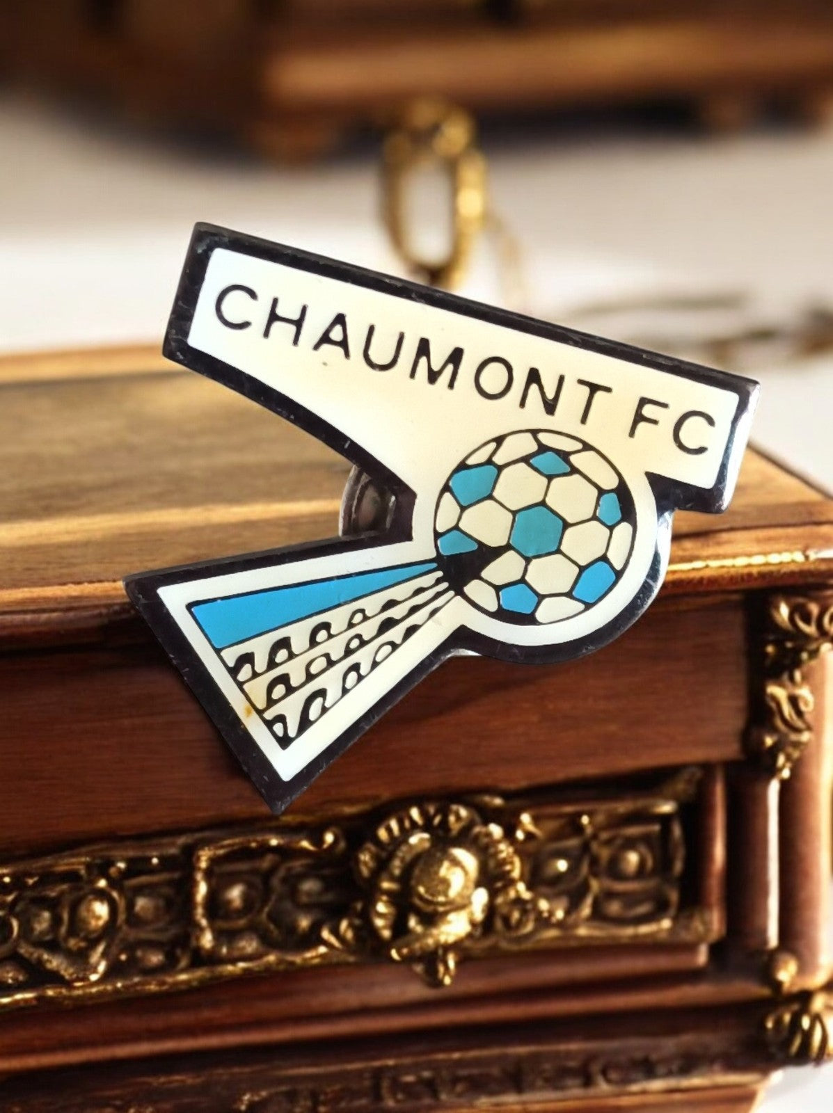 Pin's vintage Chaumont FC football logo ancien badge émaillé club soccer