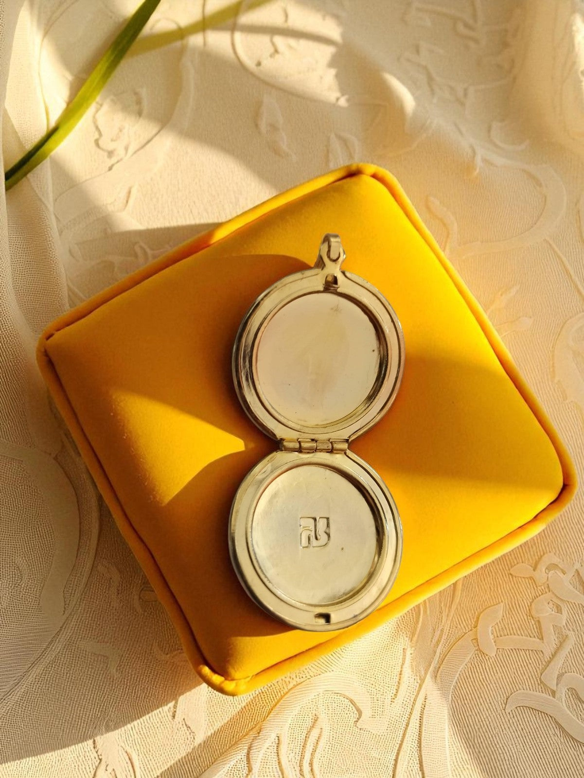 Pendentif vintage Yves Rocher secret, ouverture, finition dorée gravée