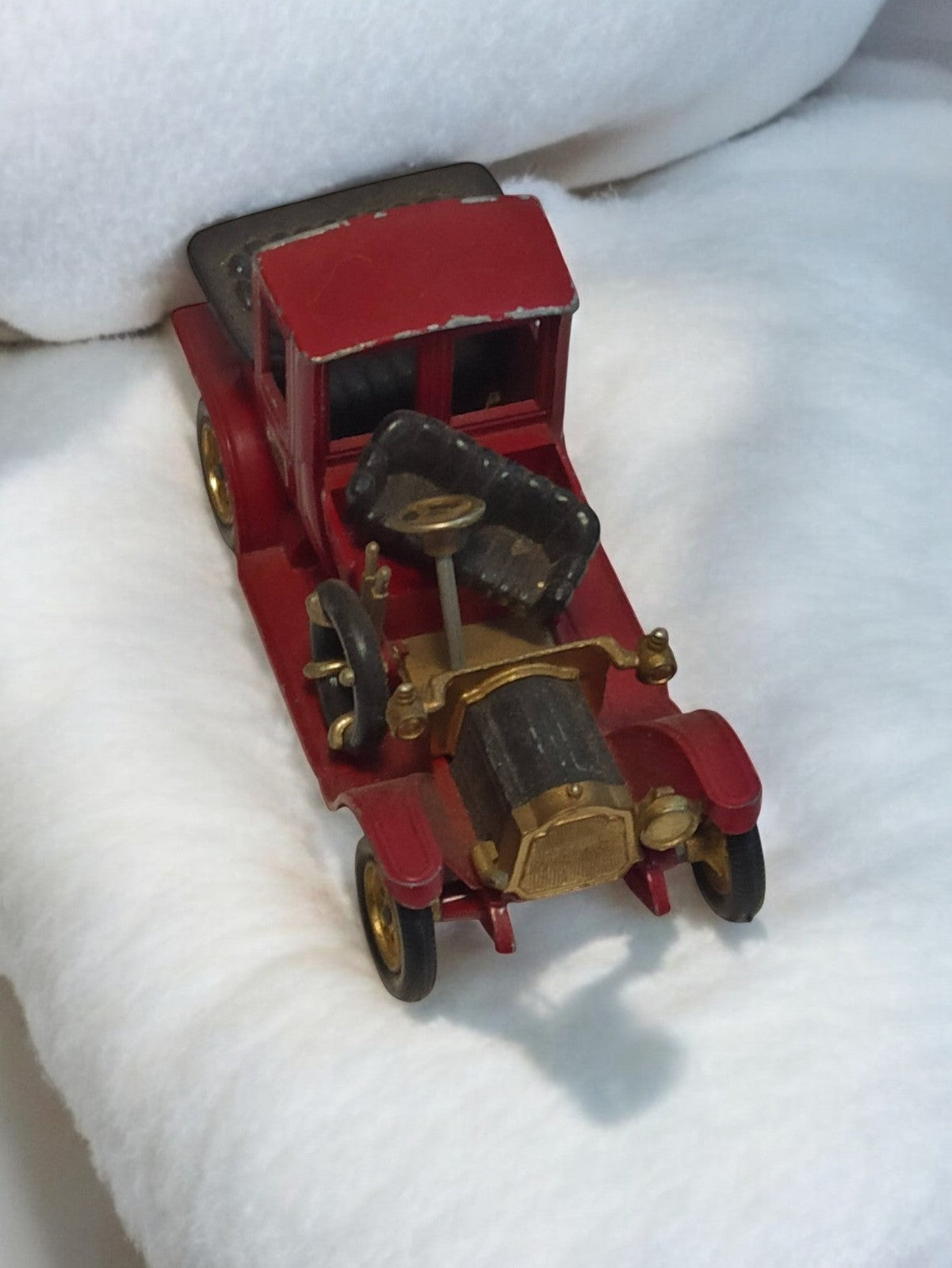 Véhicule miniature ancien rétro, voiture vintage rouge, objet d’occasion déco