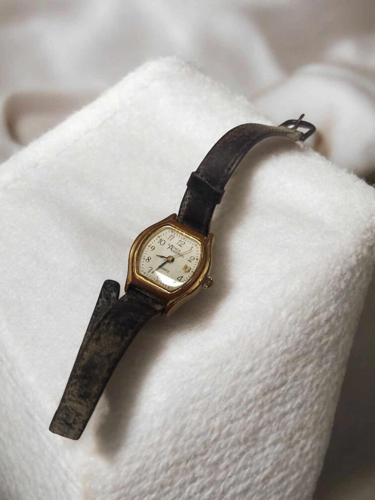 Montre femme vintage Nathalie Andergen cadran doré rétro ancien quartz