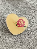 Pin's vintage cœur motif rose émaillé, badge ancien rétro (Ref 10)