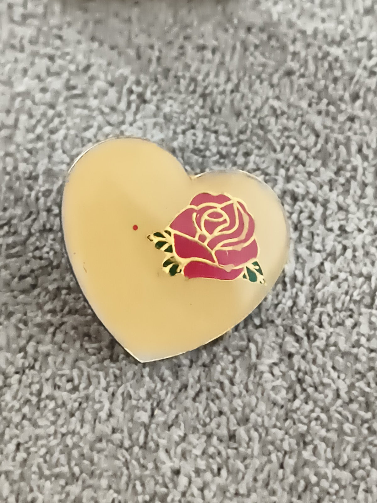Pin's vintage cœur motif rose émaillé, badge ancien rétro (Ref 10)