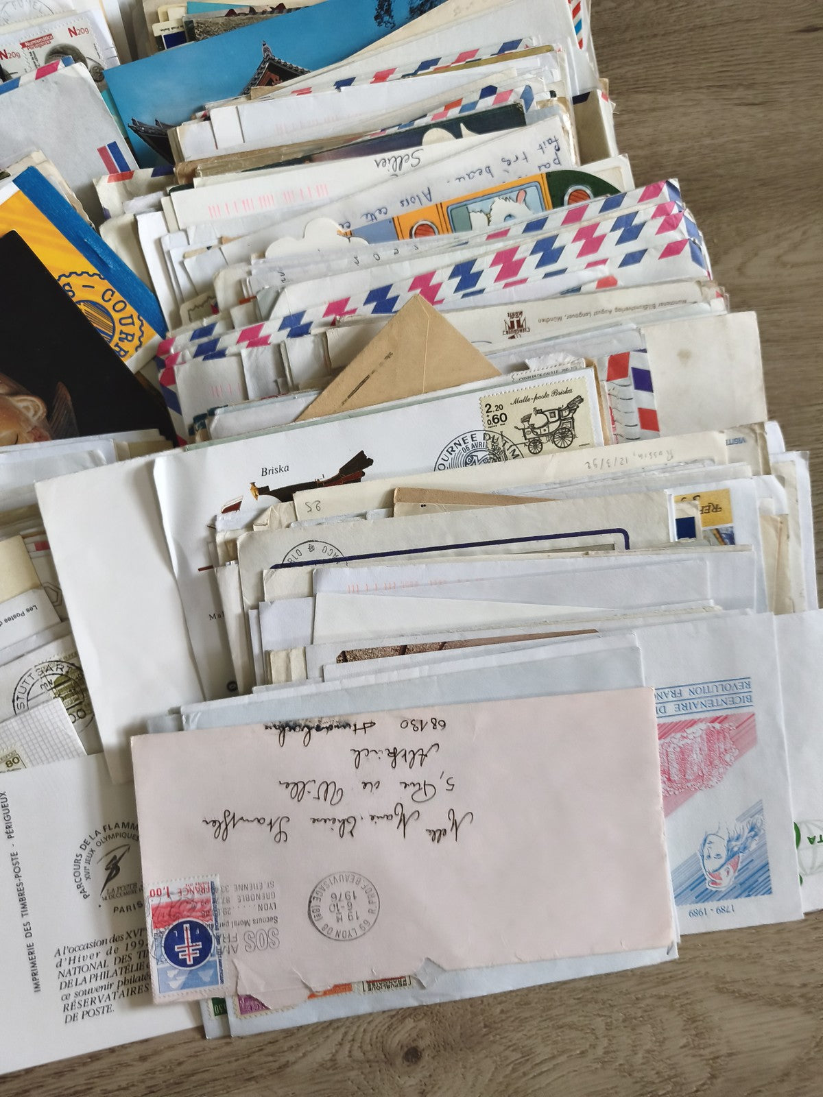 Enorme lot enveloppes et cartes à trier philatélie divers formats et couleurs