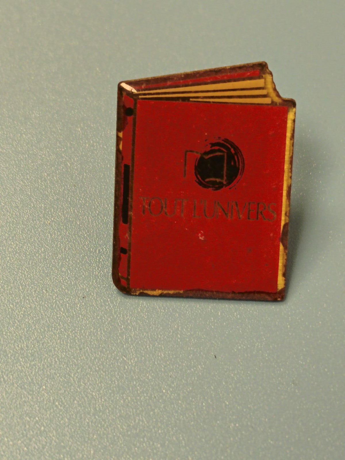 Vintage pin's Tout l'Univers livre rouge ancien collection (Ref 3)