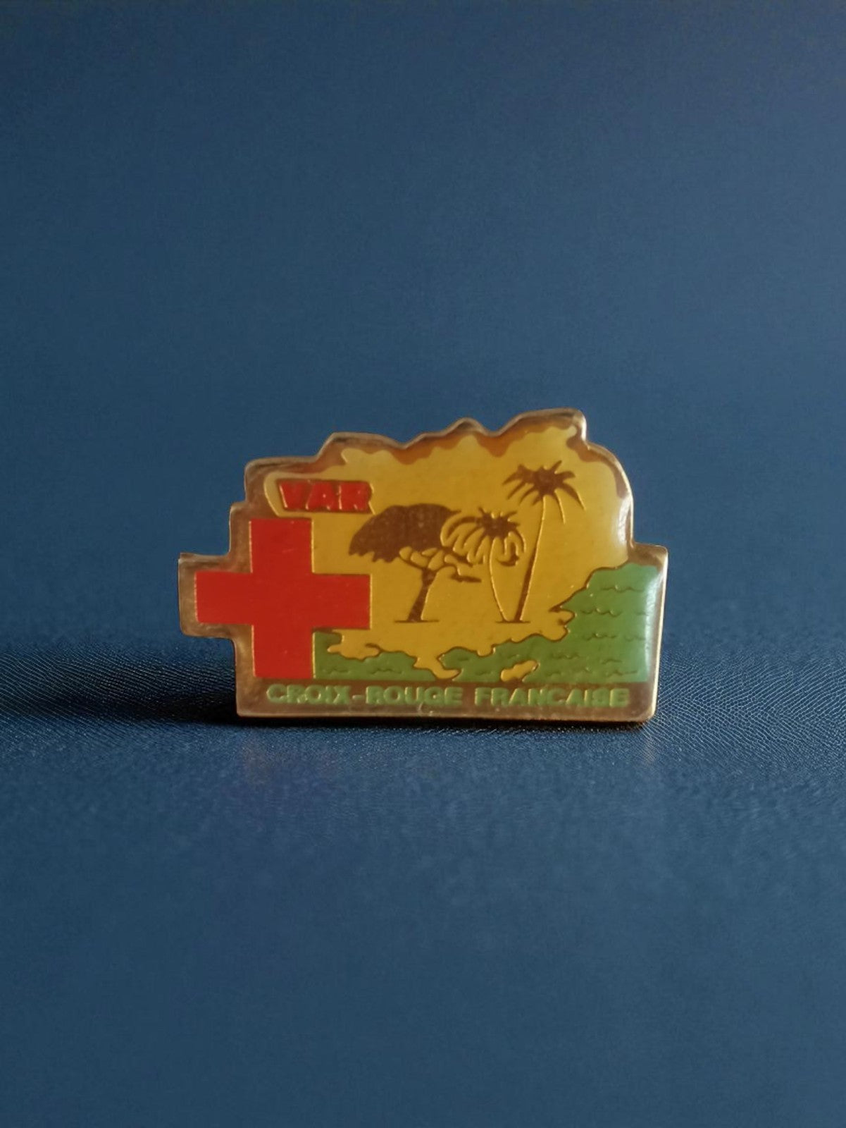 Pin's Croix-Rouge Française Var ancien vintage, émail, badge humanitaire