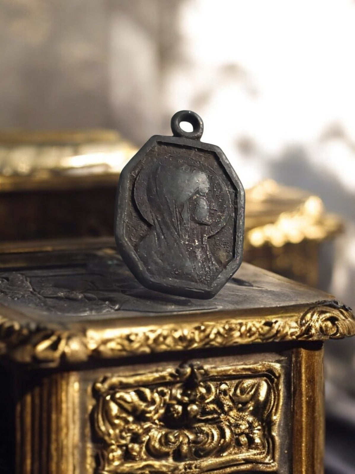 Médaille religieuse ancienne métal sombre Vierge profil – pendentif catholique v