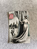 CPA femme élégante robe 1900 fillette timbre rouge décor rétro