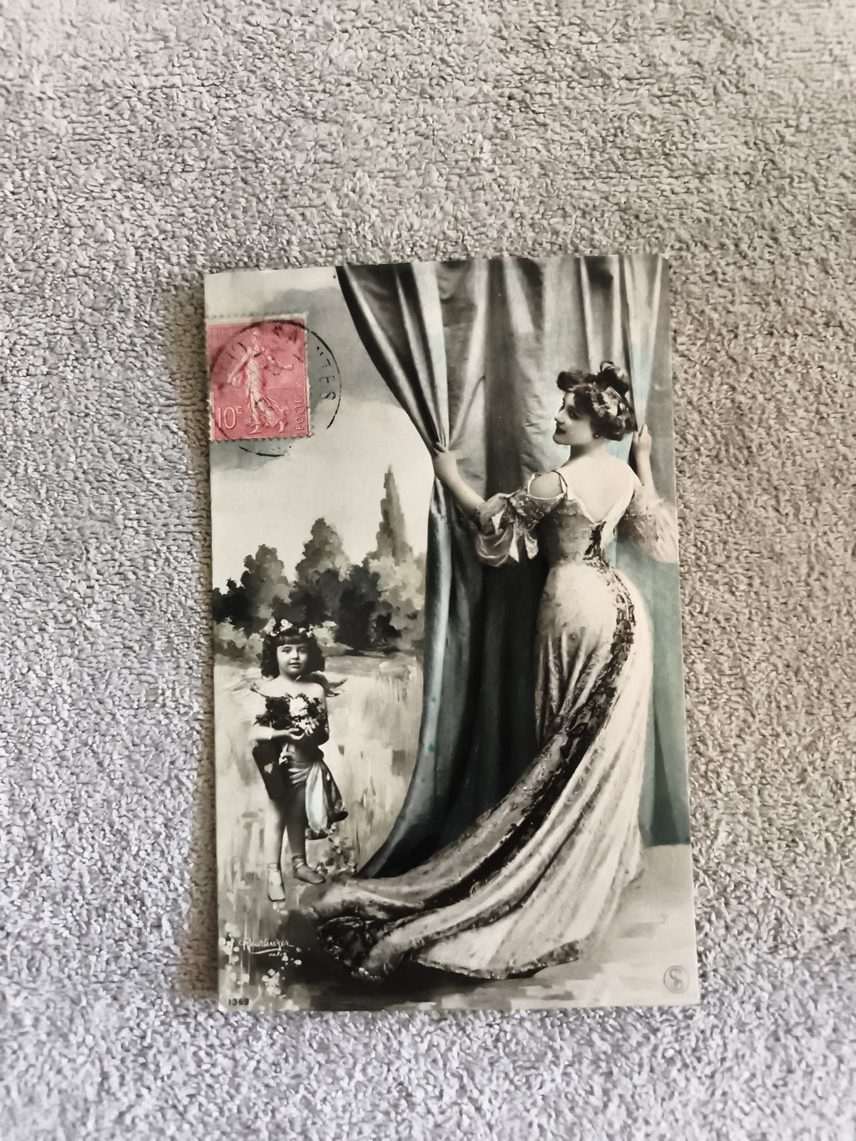 CPA femme élégante robe 1900 fillette timbre rouge décor rétro