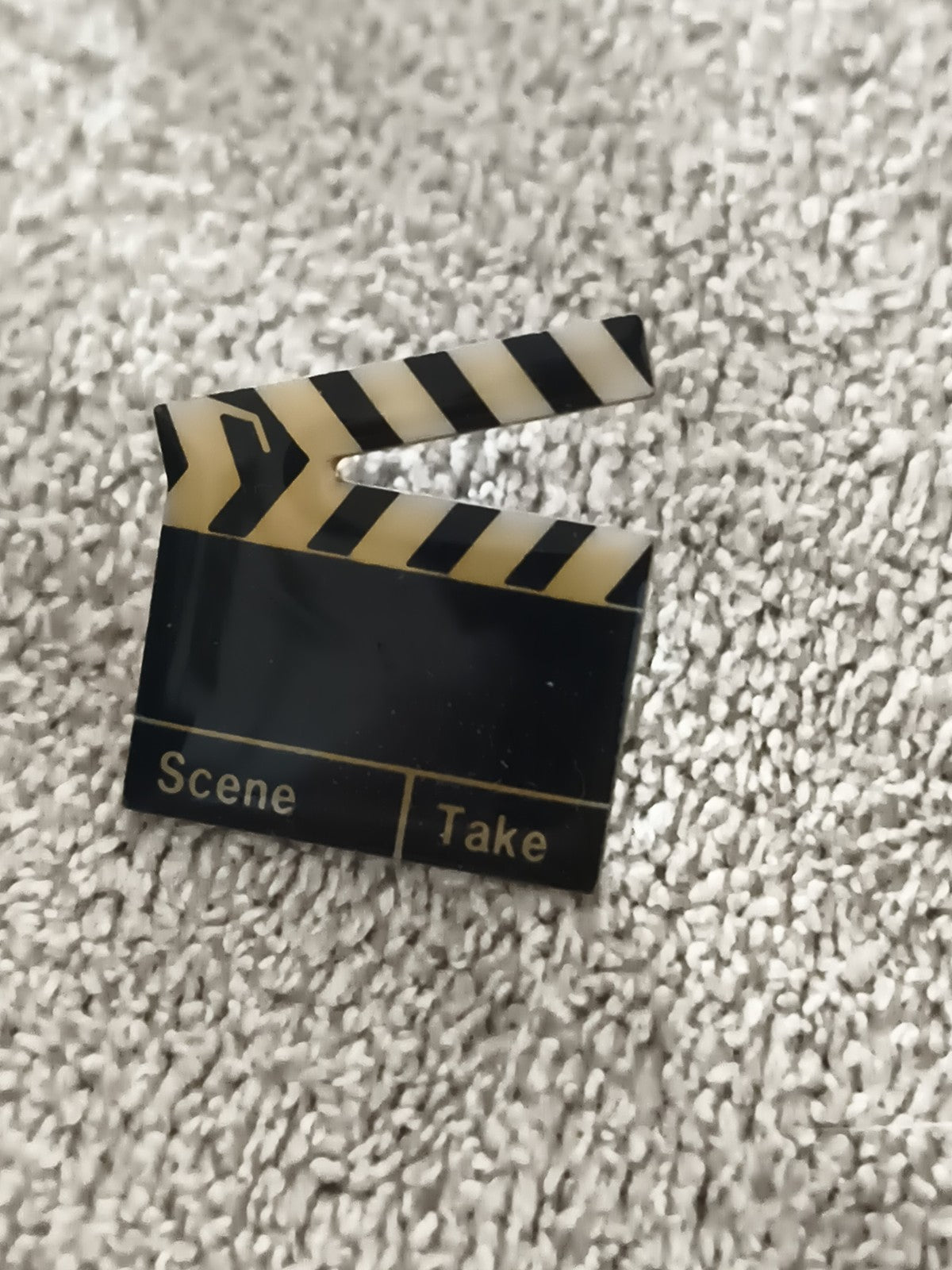 Pin's vintage clap cinéma noir doré scène take badge film (Ref 6)