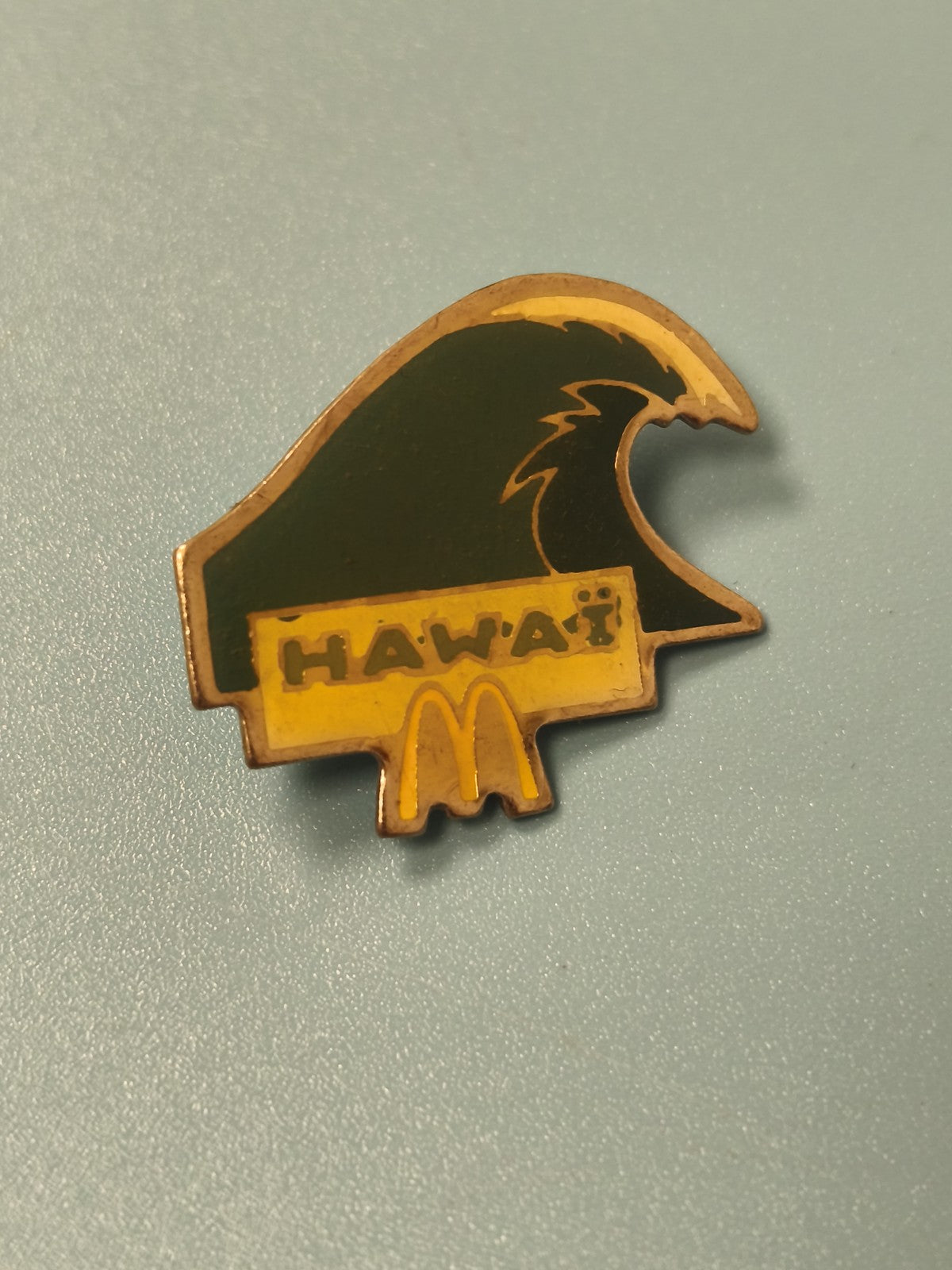 Vintage pin's McDonald's Hawaï vague jaune vert collection fast food