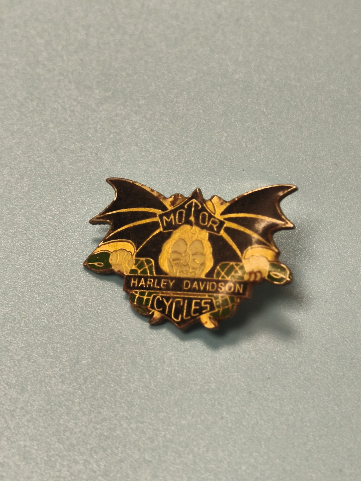 Vintage pin's Harley Davidson émaillé, logo ailé noir et or, collection moto