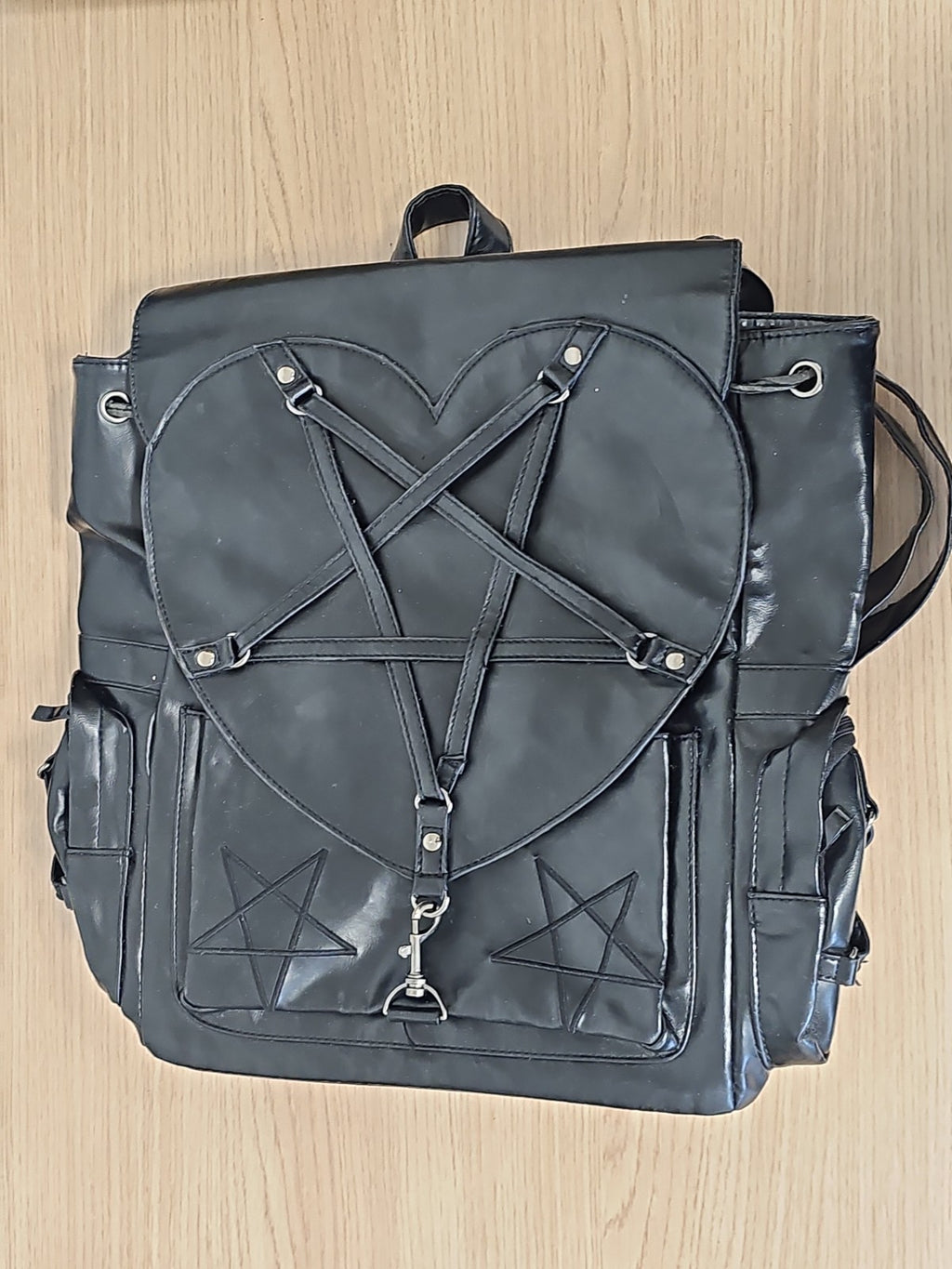 Sac à dos gothique Banned noir pentagramme femme cœur steetwear alternatif