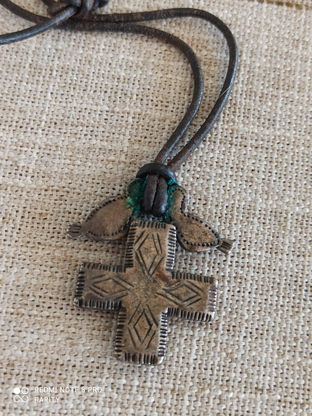 Croix religieuse Métal Pointus Paris pendentif gravé, collier cuir brun