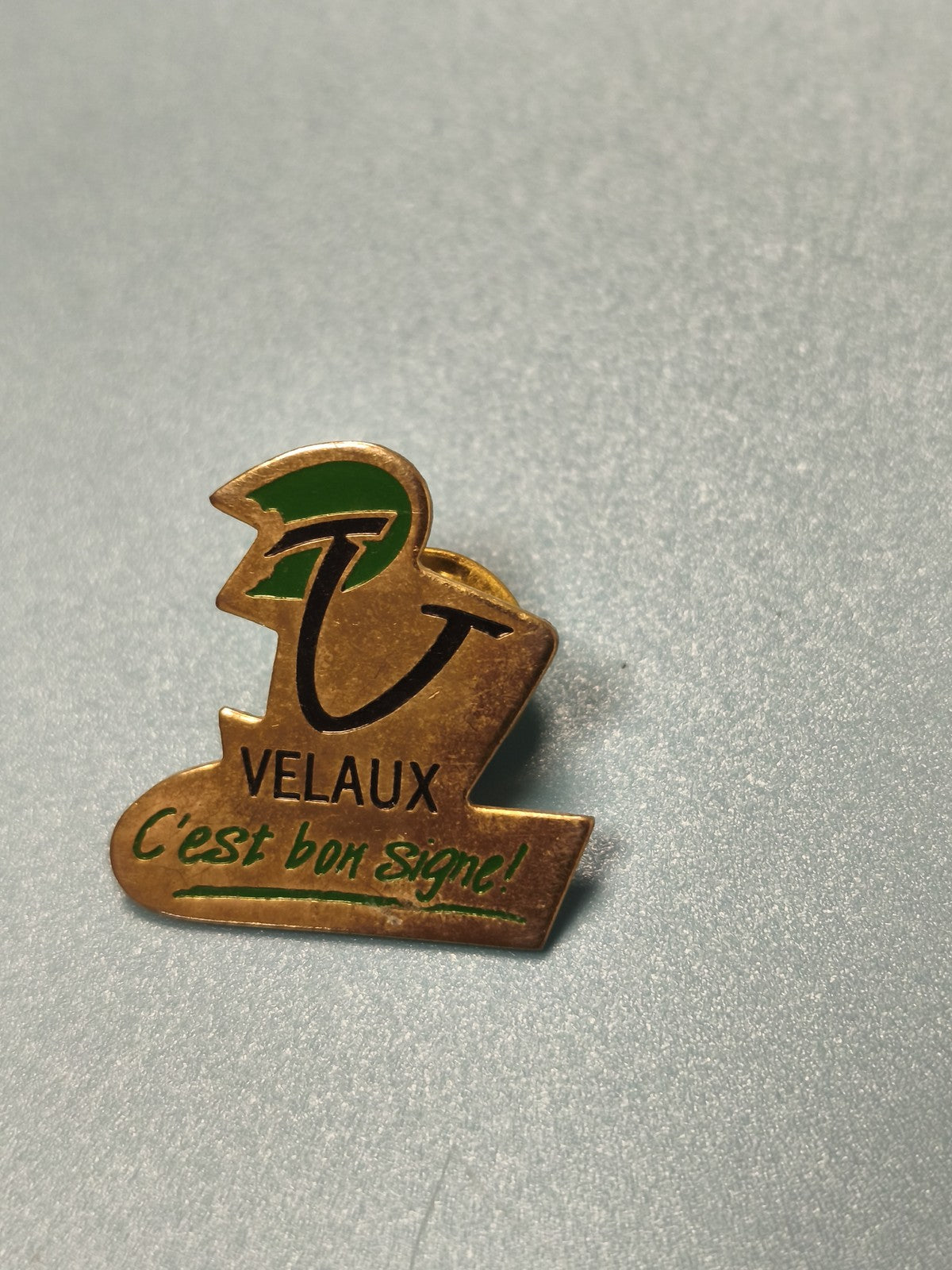Vintage pin's Velaux ancien, doré, logo vert, collection publicité rare