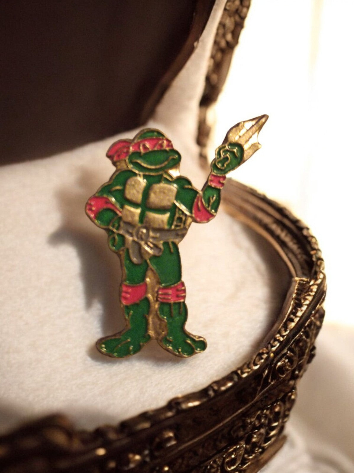 Pin's vintage Tortues Ninja TMNT Raphael émaillé vert rouge badge années 80