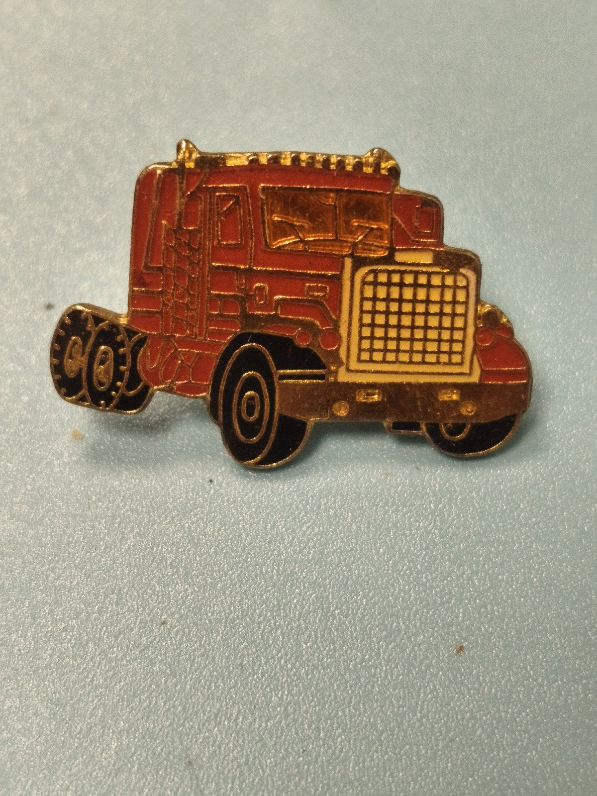 Pin's vintage camion rouge ancien, collection transport routier, rétro déco
