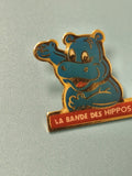Pin's vintage La Bande des Hippos bleu dessin animé collection rétro (Ref 8)