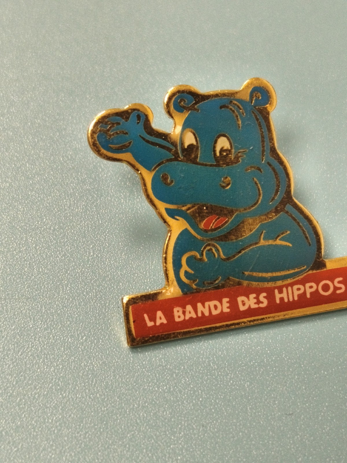 Pin's vintage La Bande des Hippos bleu dessin animé collection rétro (Ref 8)