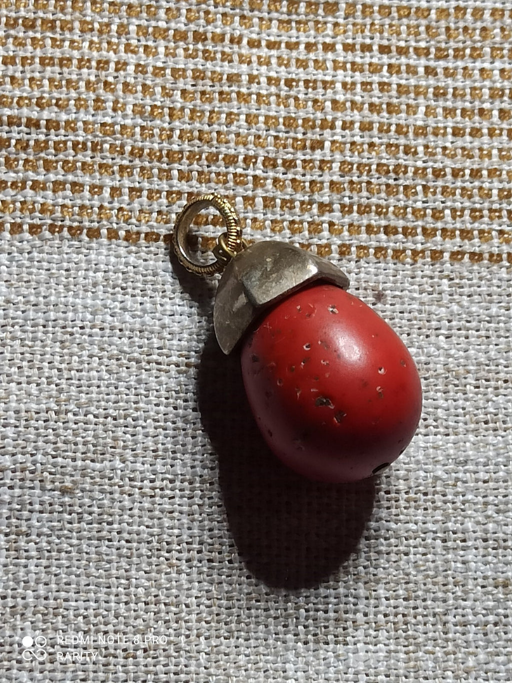 Pendentif vintage gland rouge résine et métal doré bijou ancien porte-bonheur