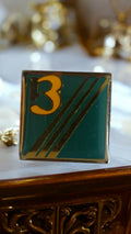 Pin's vintage carré n°3 émaillé vert or Années 80 – Souvenir rare collection