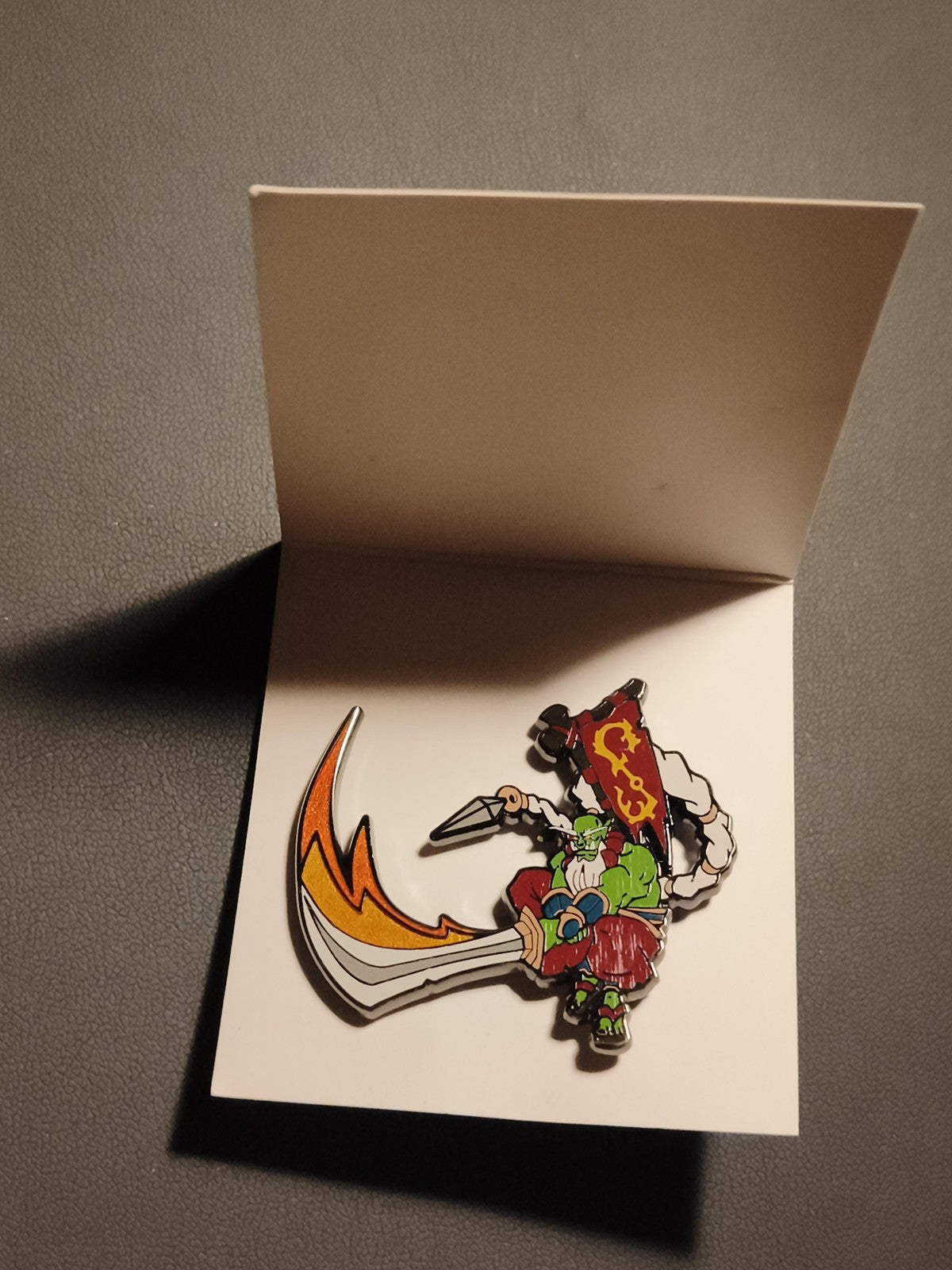 Pin's orc guerrier fantasy épée flamme décor coloré badge émaillé