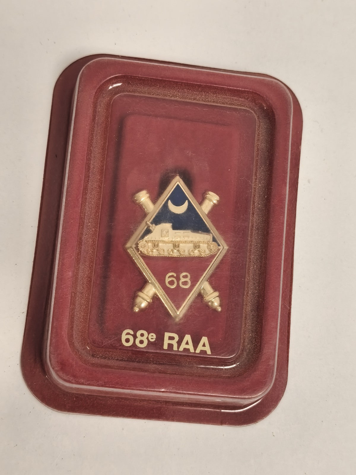 Insigne militaire 68e RAA vintage, émail bleu, artillerie, écusson ancien