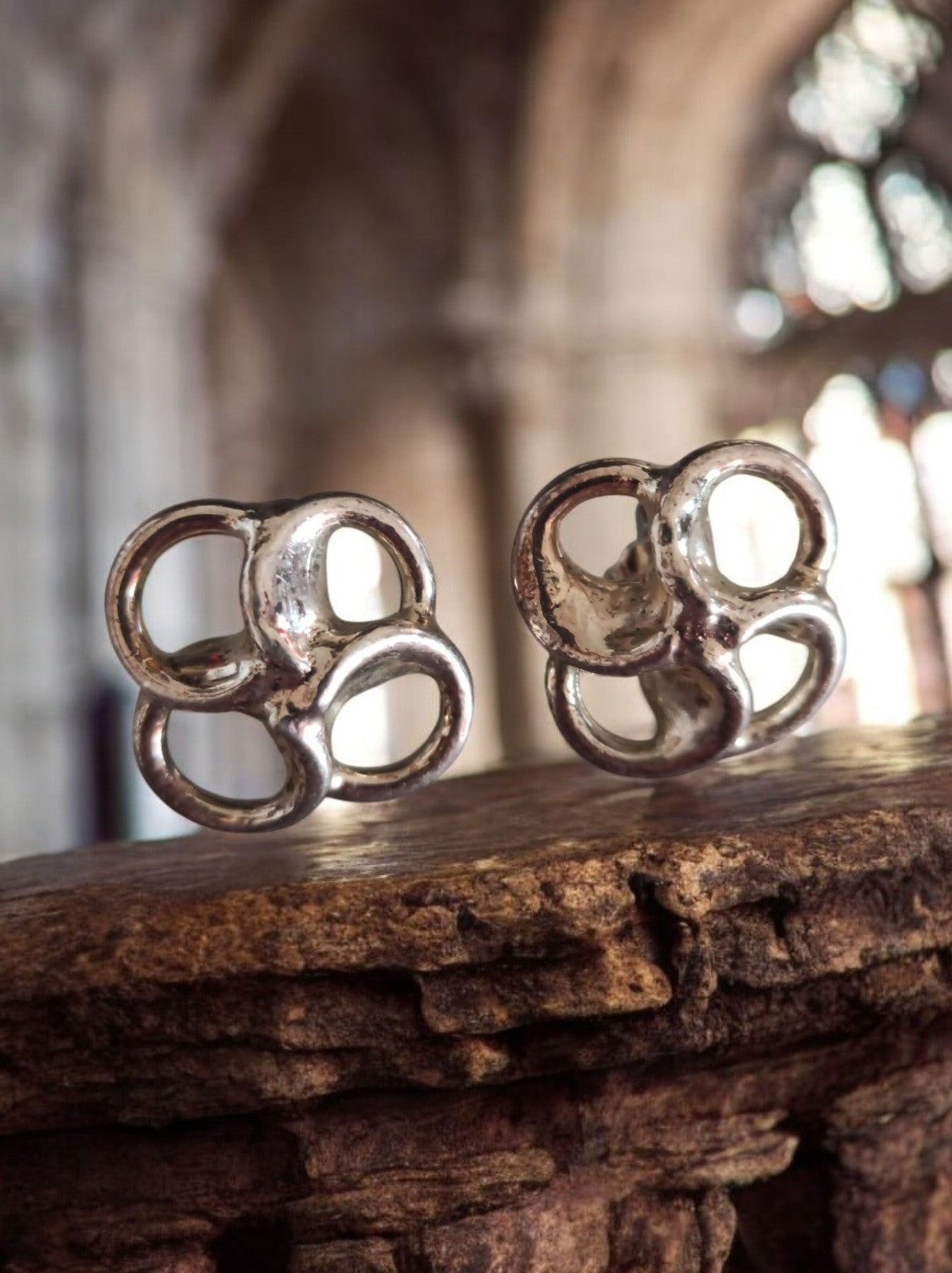Boucles d’oreilles vintage aspect argenté design sculptural – Élégance rétro