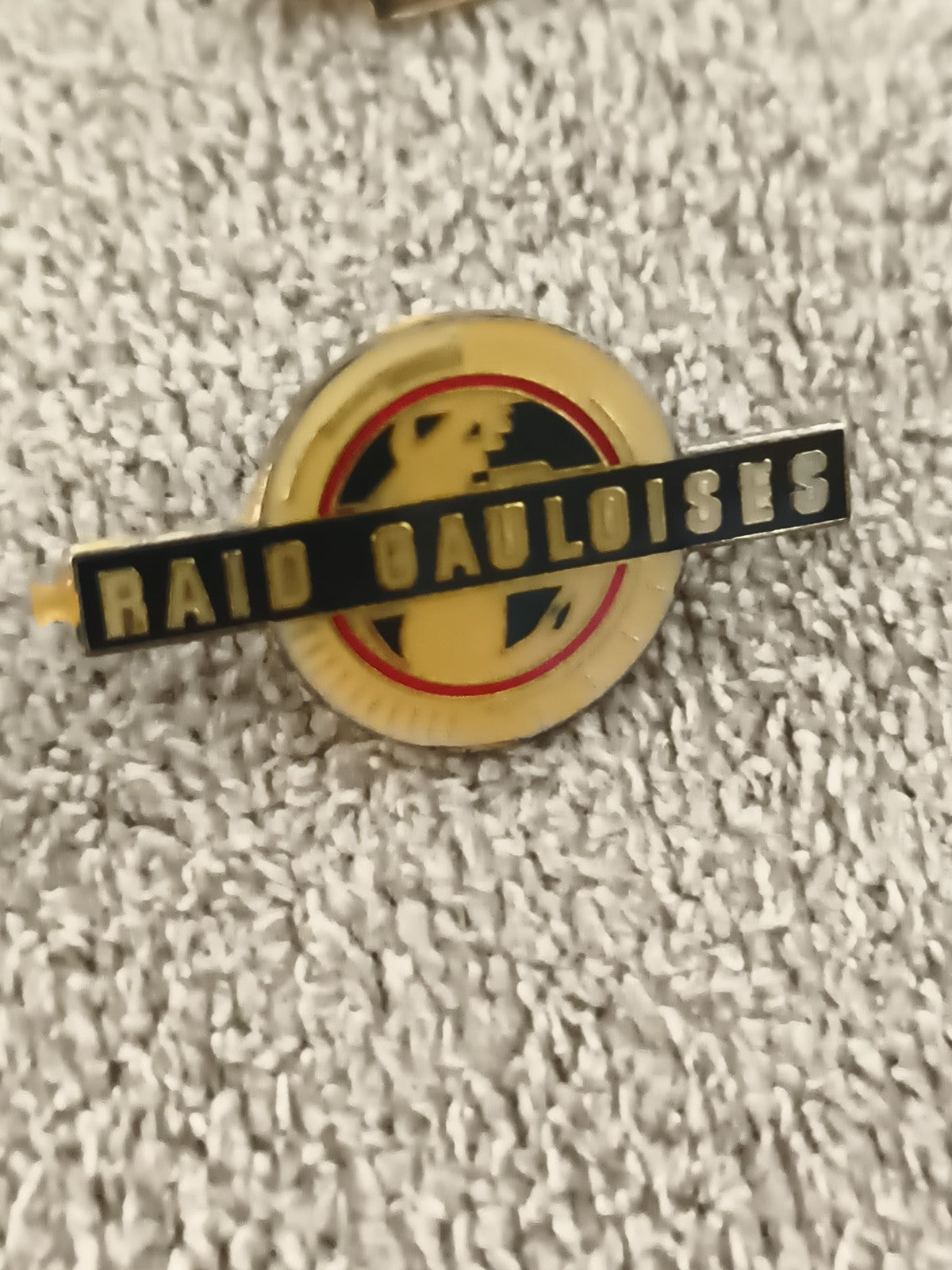 Pin's vintage RAID GAULOISES logo émaillé, badge ancien sport aventure (Ref 1)
