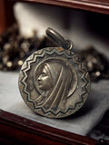 Médaille religieuse ancienne Vierge profil, finition métal patiné vintage