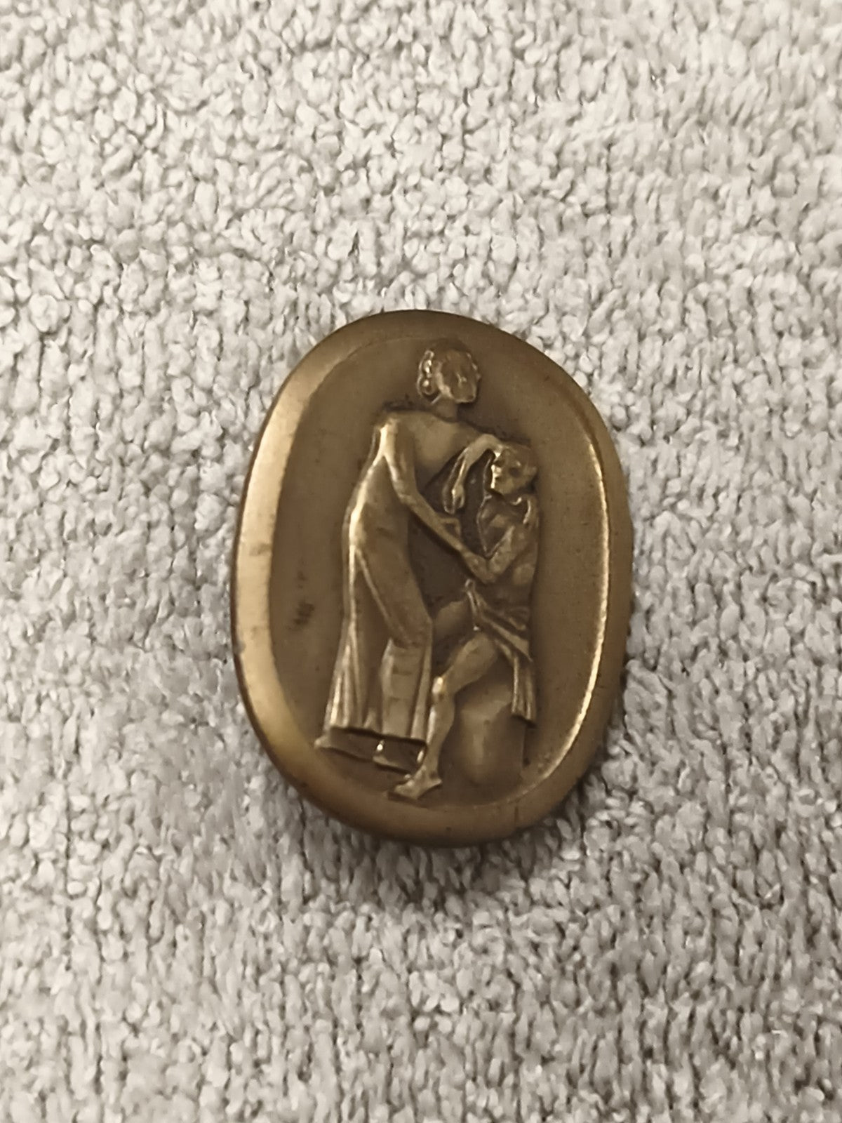 Médaille ancienne relief scène allégorique finition dorée vintage art déco