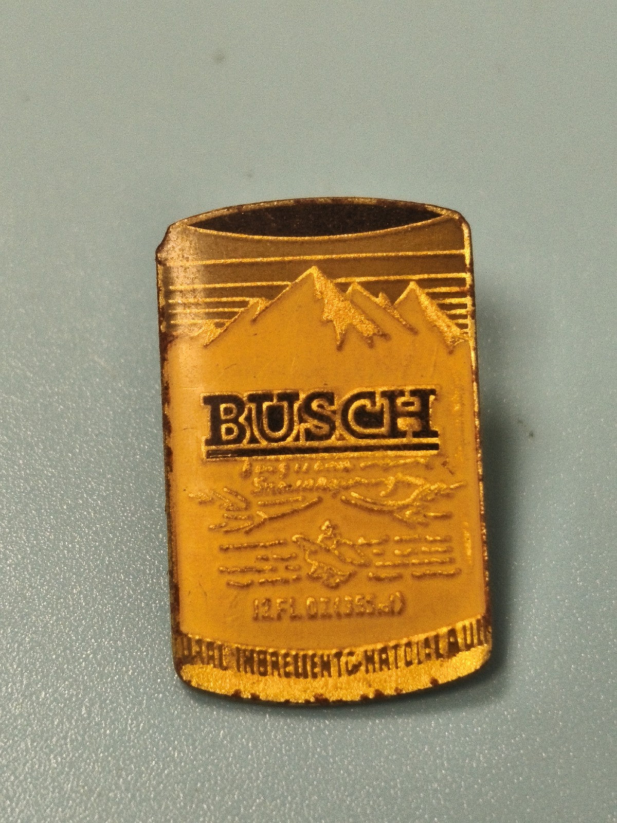 Vintage pin's bière Busch ancien, forme canette, jaune doré, collection (Ref 18)