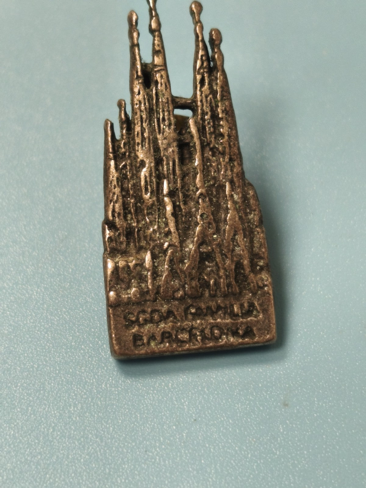 Vintage pin's Sagrada Familia Barcelone, métal bronze, souvenir Espagne rare