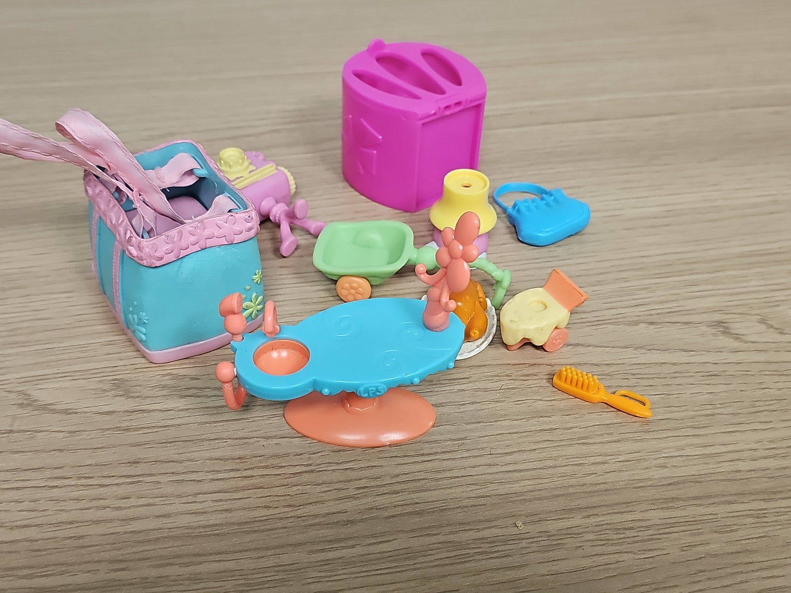 Figurines Littlest Pet Shop avec accessoires ? Lot Petshop animaux miniatures jo