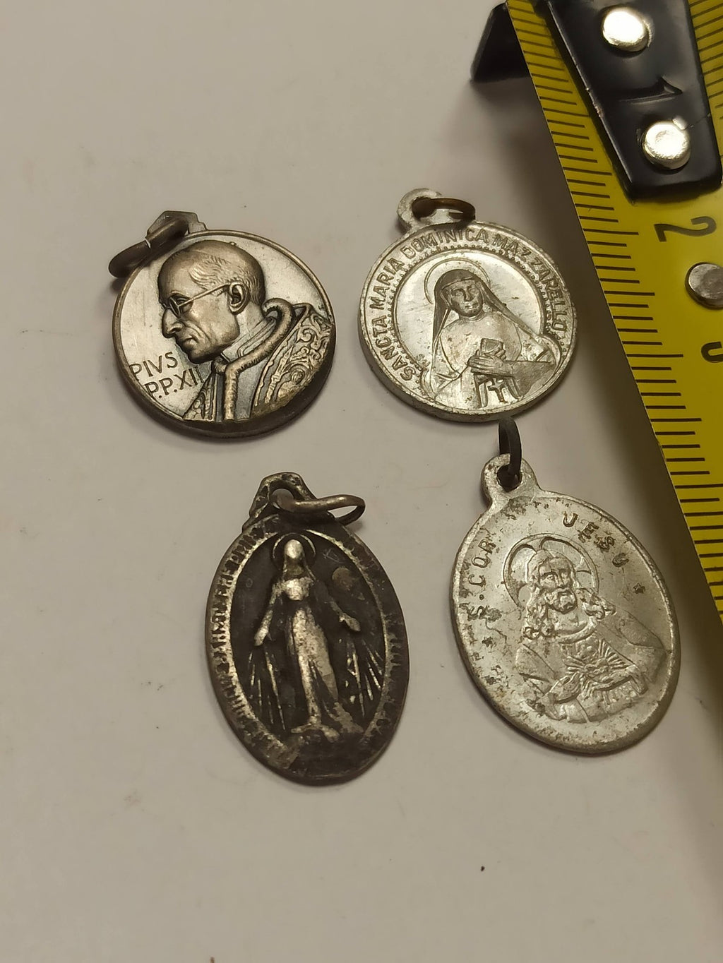 Lot 4 médailles religieuses anciennes vintage catholiques bronze doré