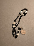 Chapelet ancien perles noires blanches médaille religieuse vintage