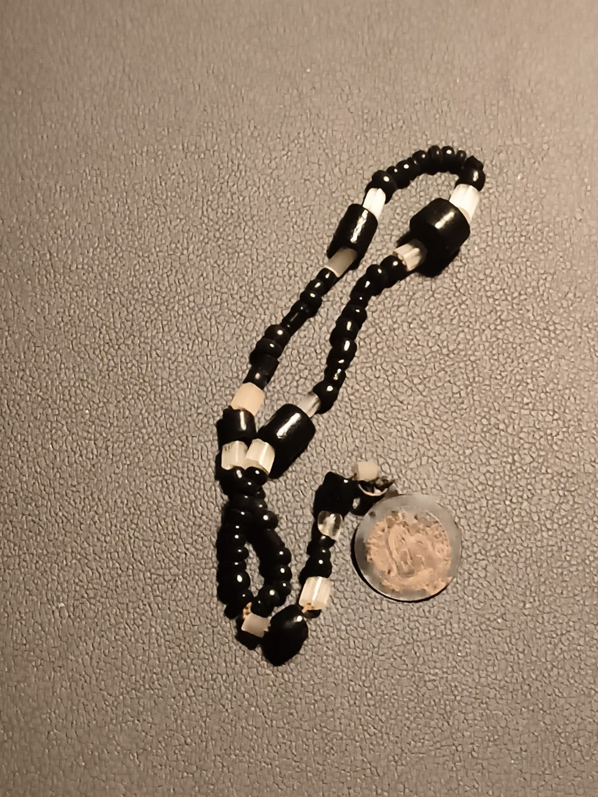 Chapelet ancien perles noires blanches médaille religieuse vintage