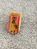 Pin's Casino Provence vintage blason émaillé rayures rouges jaune Ref 6