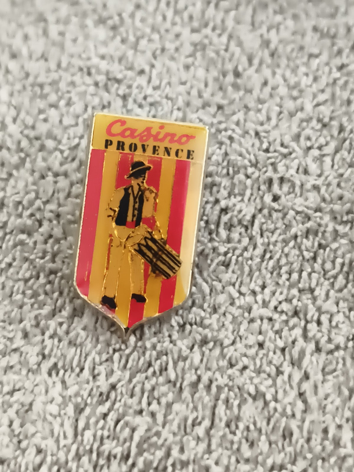 Pin's Casino Provence vintage blason émaillé rayures rouges jaune Ref 6