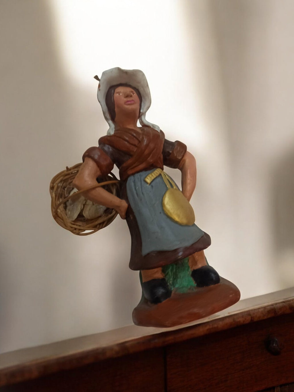 Santon ancien signé Gilbert, figurine paysanne vintage, panier osier