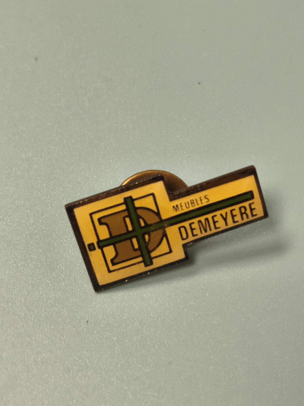 Vintage pin's publicitaire Meubles Demeyere jaune logo ancien collection