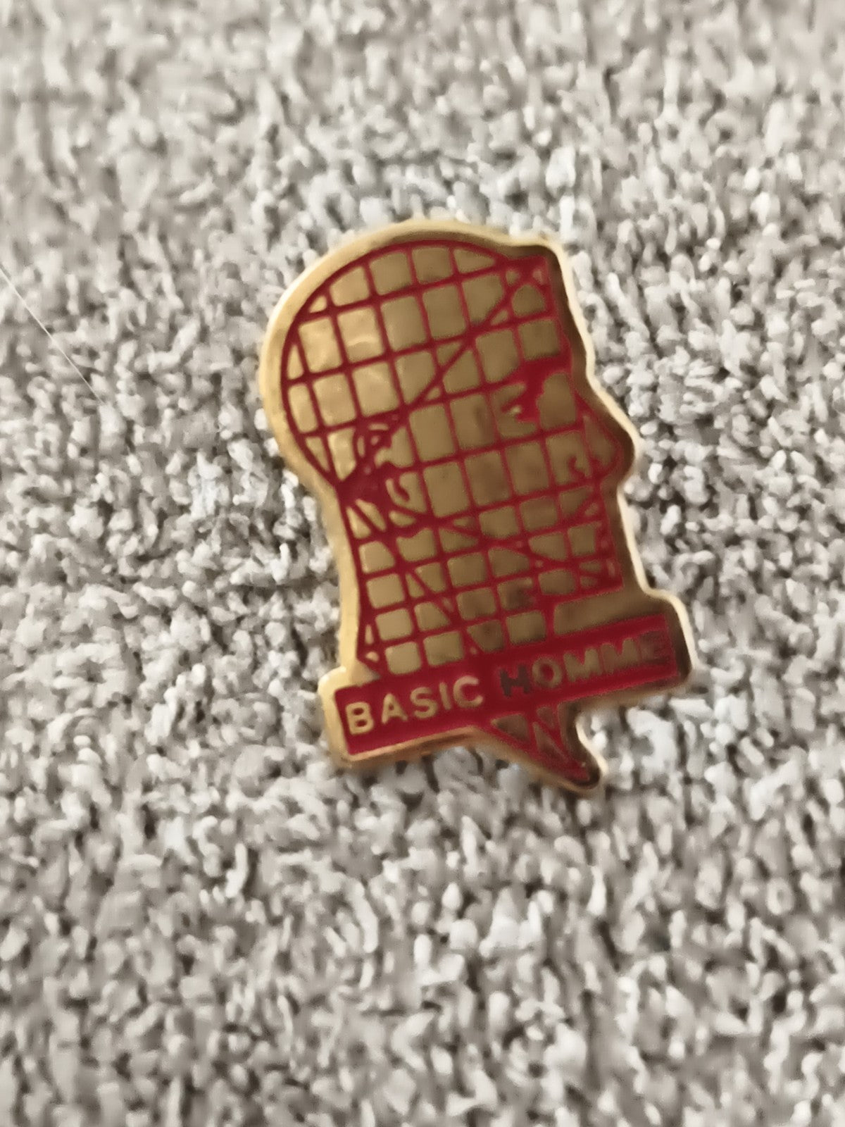 Pin's vintage BASIC HOMME visage doré rouge, badge rétro années 80/90 (Ref 6)