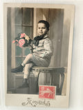 Carte postale ancienne Amitiés, garçon bouquet, timbre 10c, photo colorisée CPA
