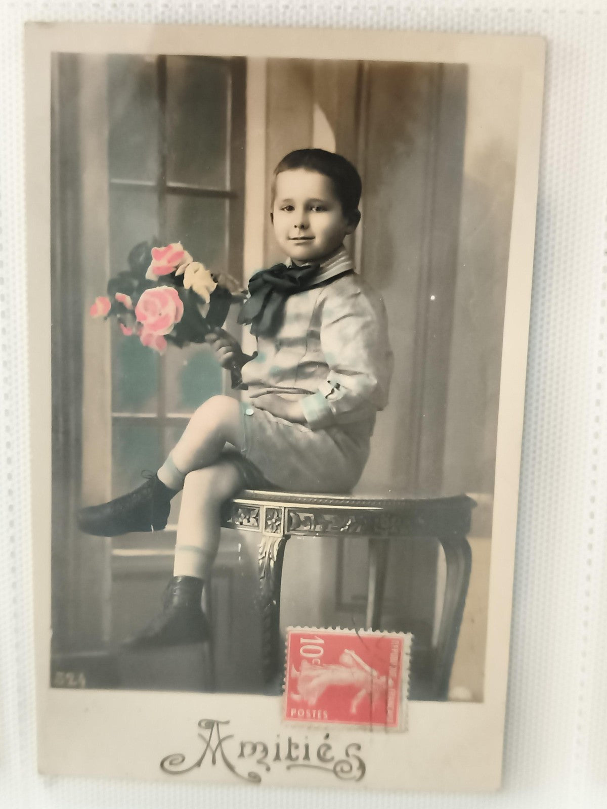 Carte postale ancienne Amitiés, garçon bouquet, timbre 10c, photo colorisée CPA