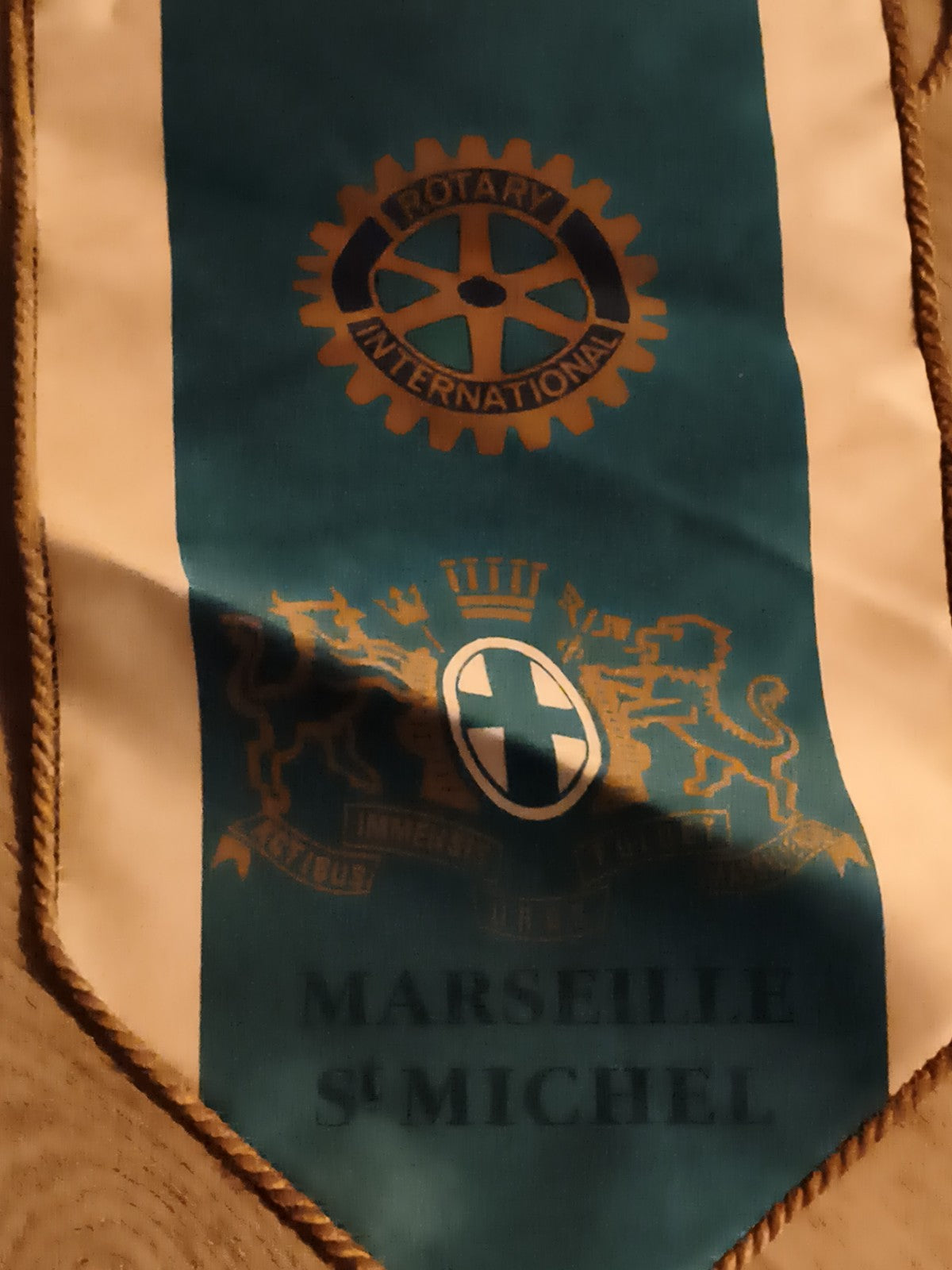 Fanion ancien Rotary International Marseille St Michel bleu doré vintage
